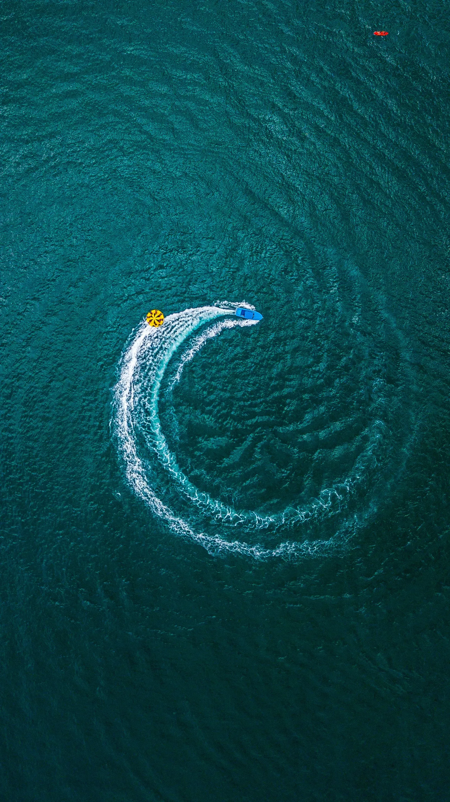 Uma vista aérea de uma pessoa andando de jet ski no oceano.