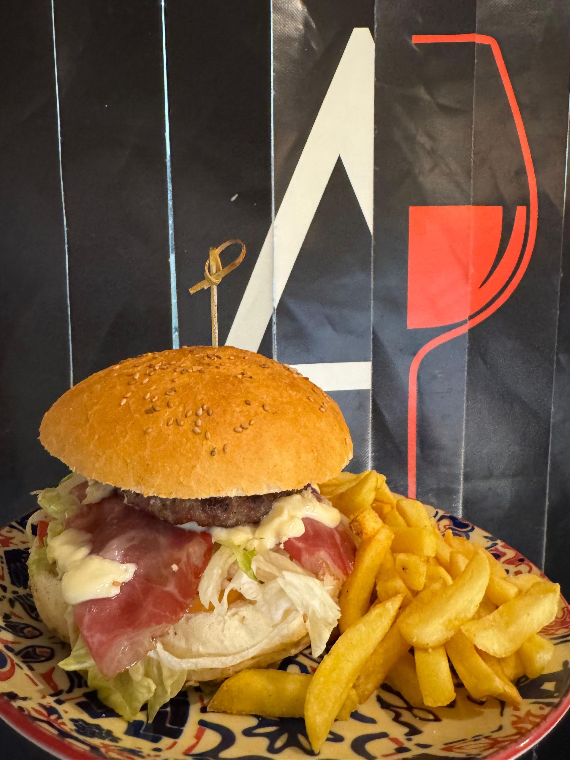 Un hamburger e patatine fritte su un piatto