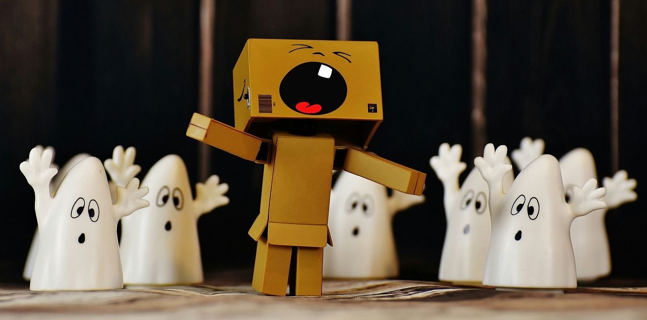 Een robot van een kartonnen doos staat voor een groep spoken.