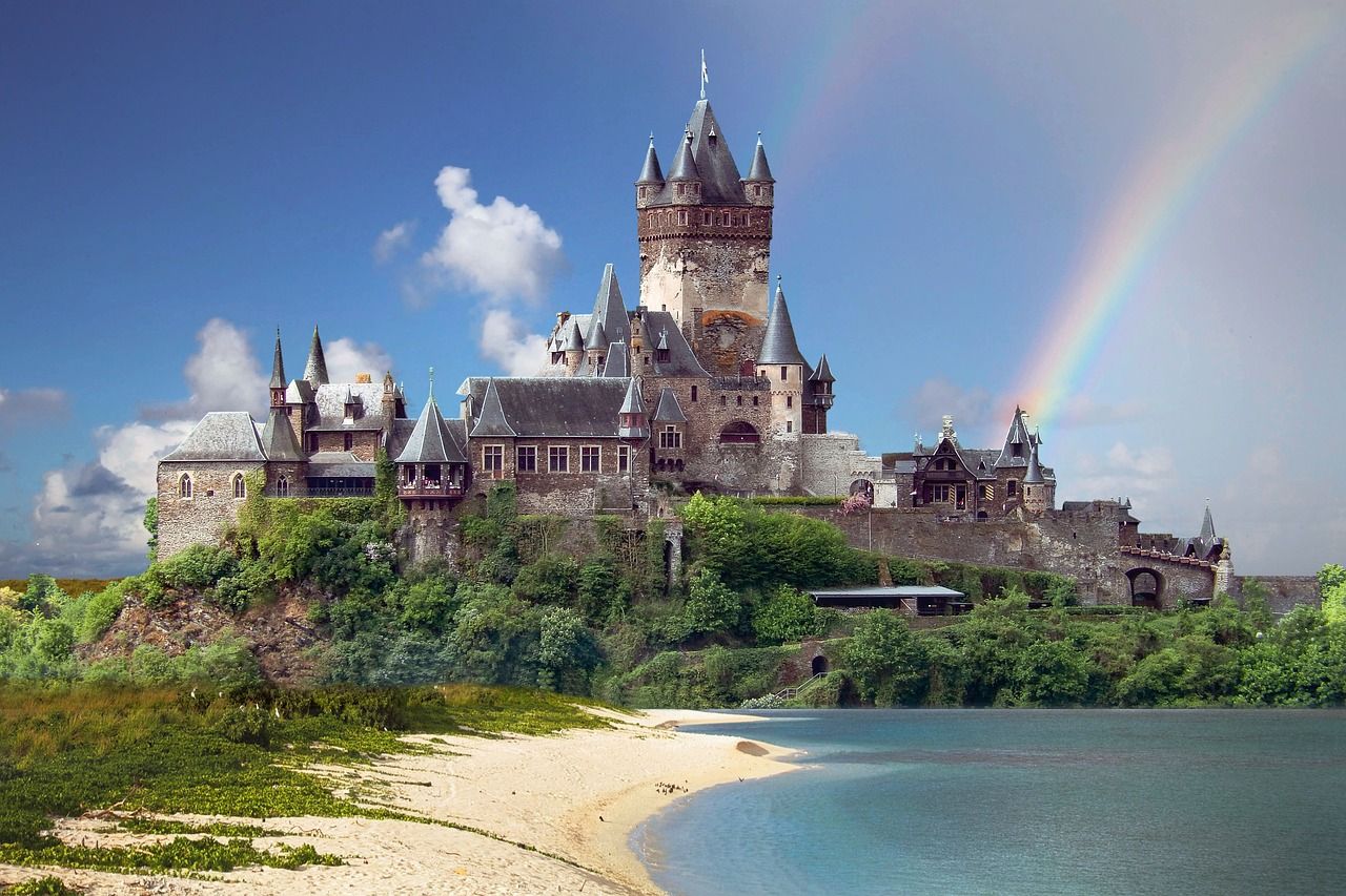 Een kasteel op de top van een heuvel naast een meer met een regenboog in de lucht