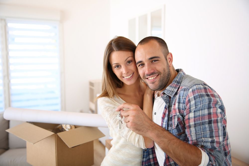 Young couple with keys for first home — Twin Peaks Finance In Helensvale, QLD