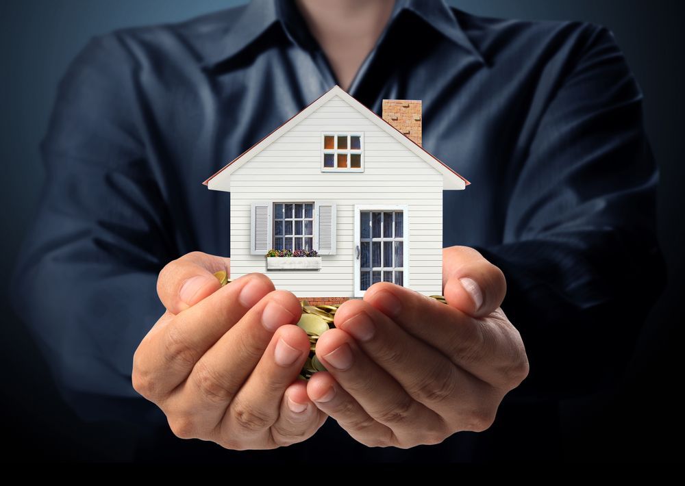 House in mans hands and money— Twin Peaks Finance In Helensvale, QLD