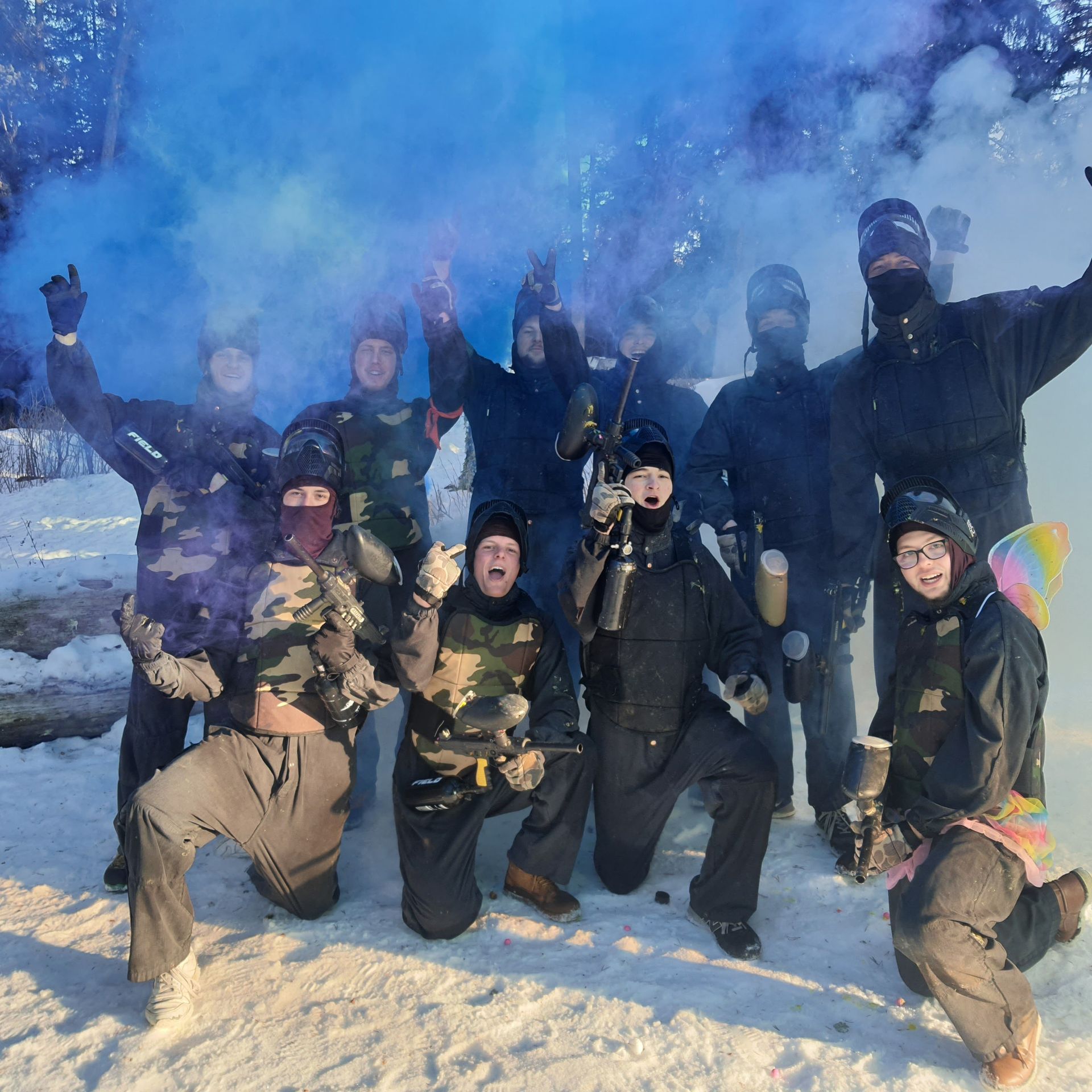 Un groupe de personnes pose pour une photo dans la neige