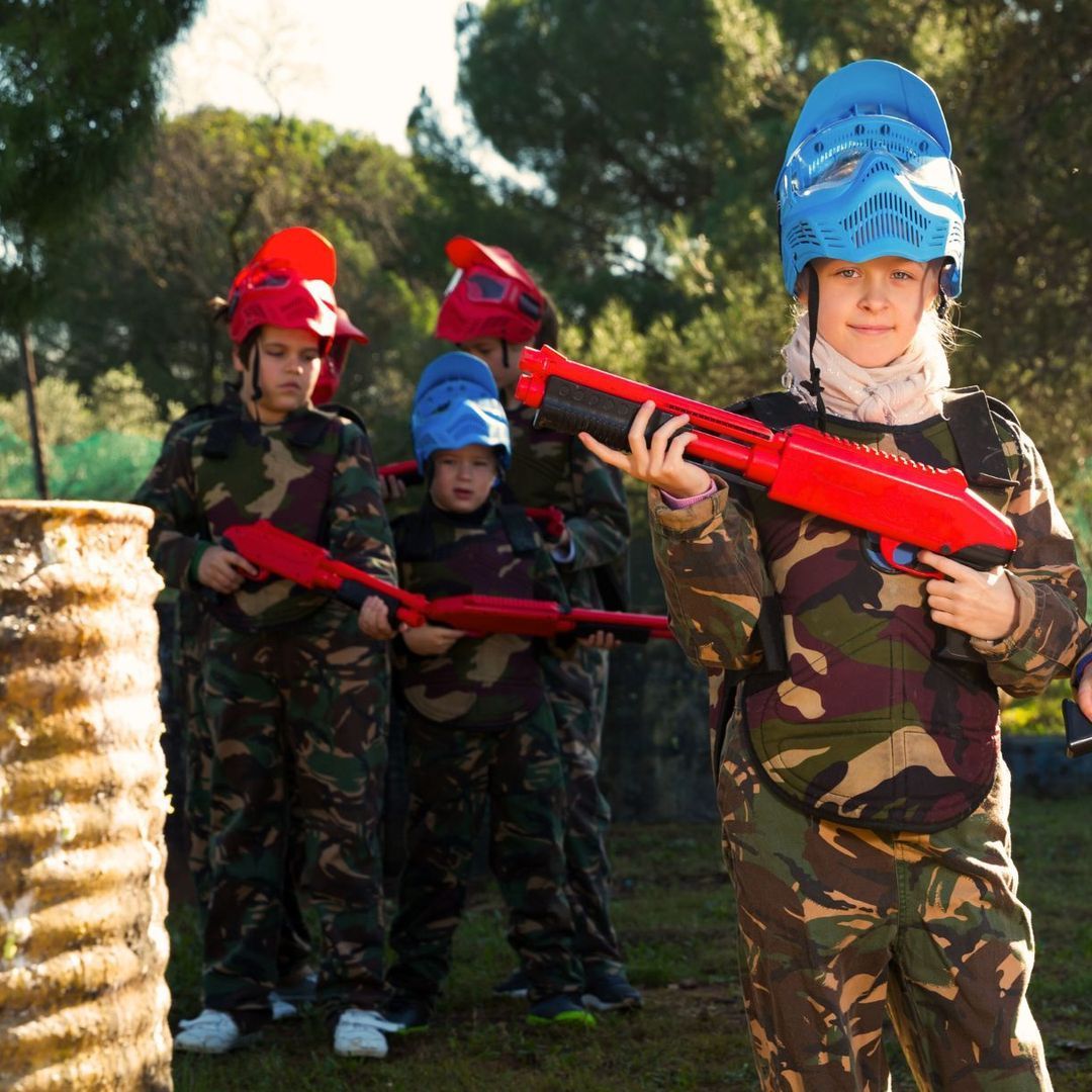 Un groupe d'enfants joue au paintball