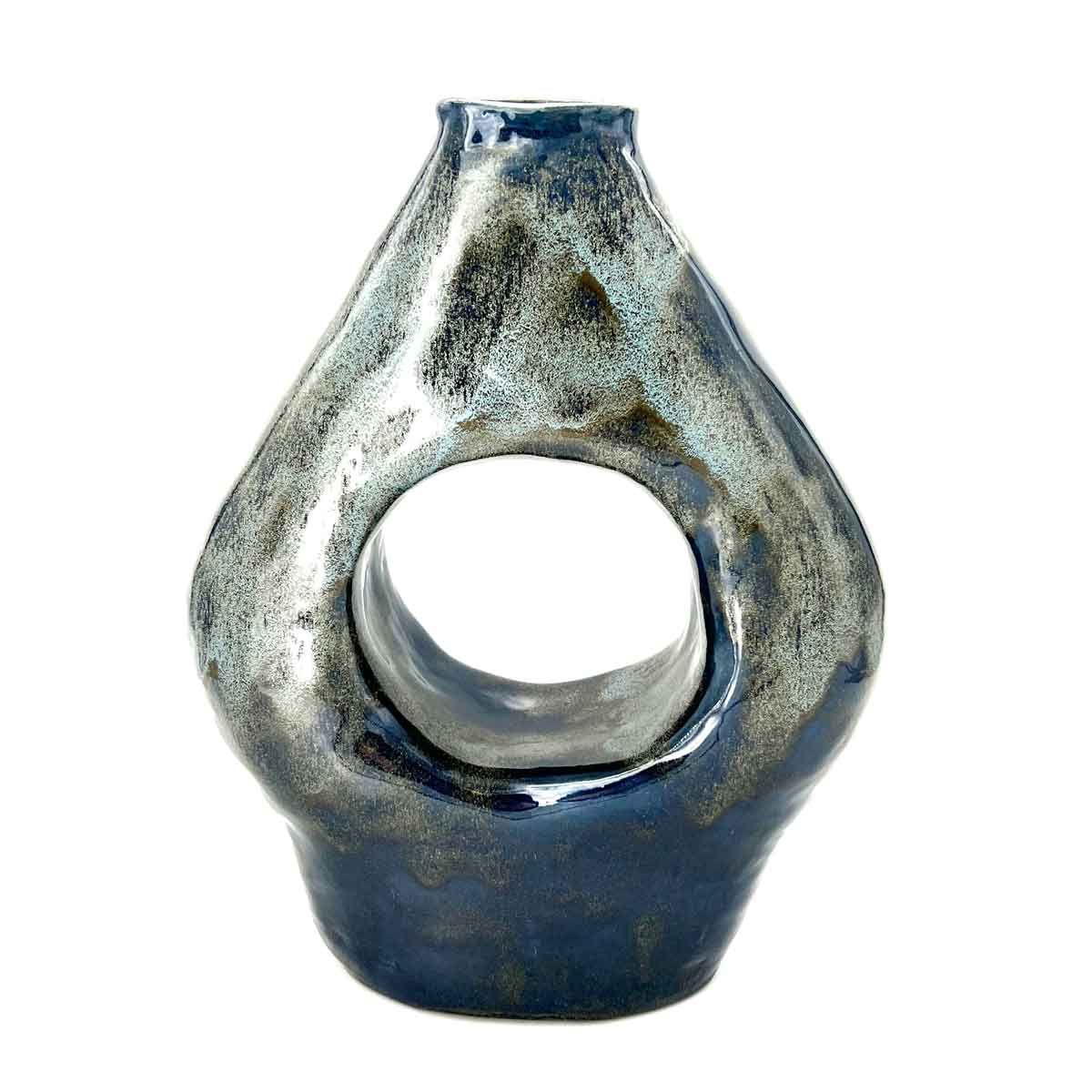 Metaalzilveren en blauwe industriële onderdelen met een rond gat in het midden.