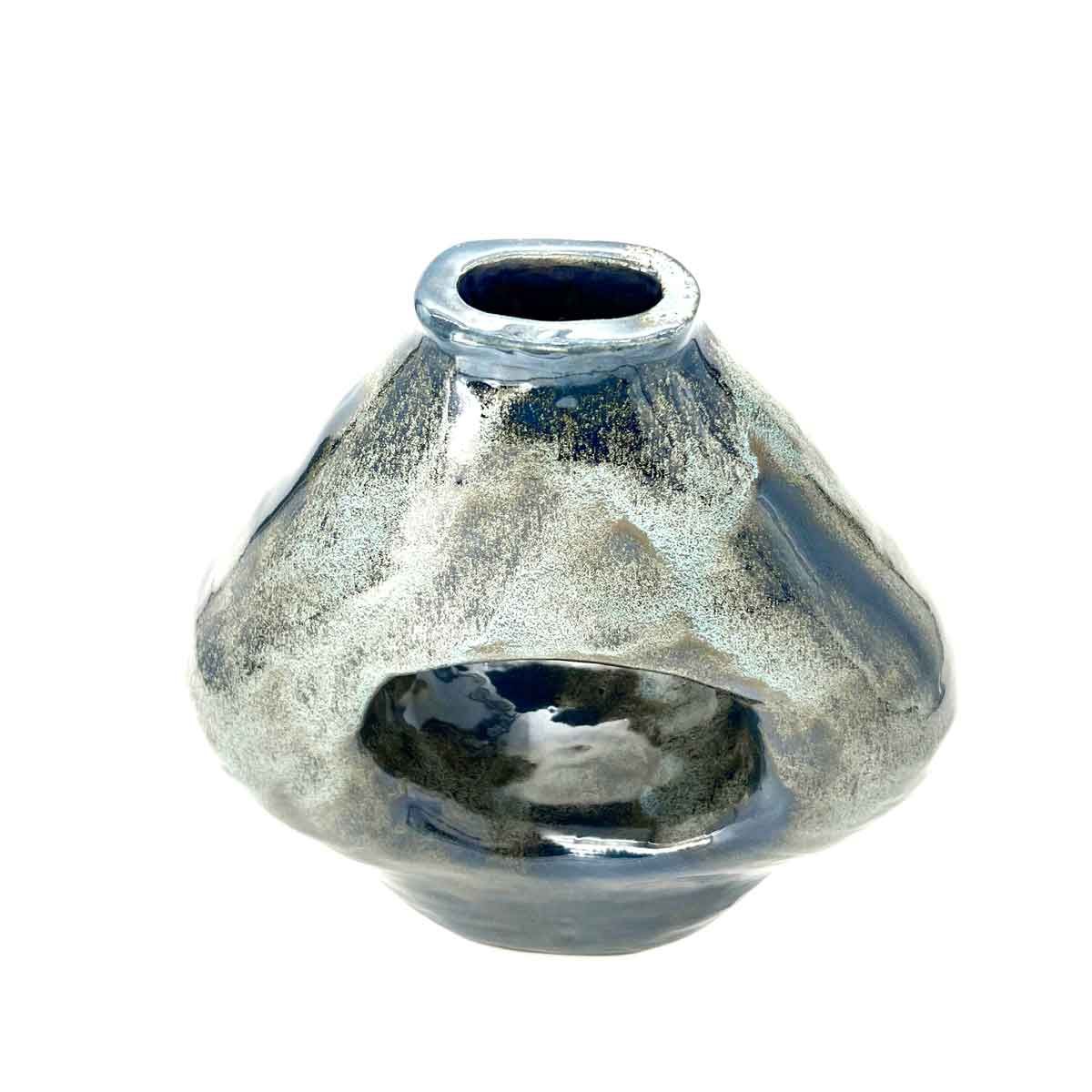 Klein keramisch vaasje met een smalle hals en een ronde opening, geglazuurd in blauwgrijze tinten.