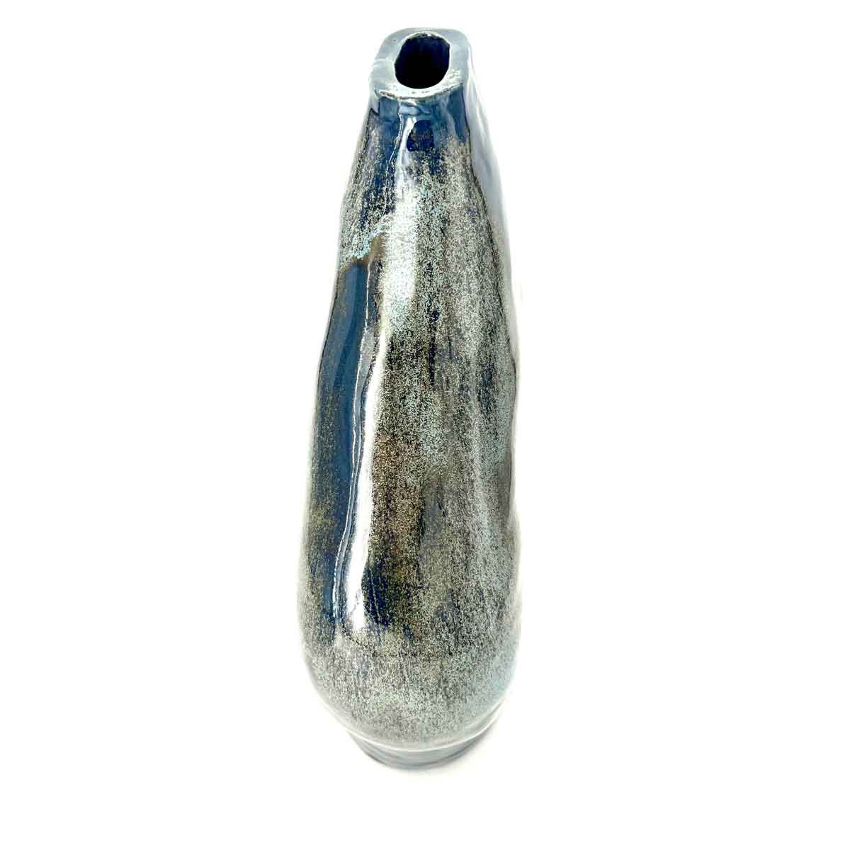 Zilverkleurige, druppelvormige keramische vaas met een smalle opening met blauwe rand.