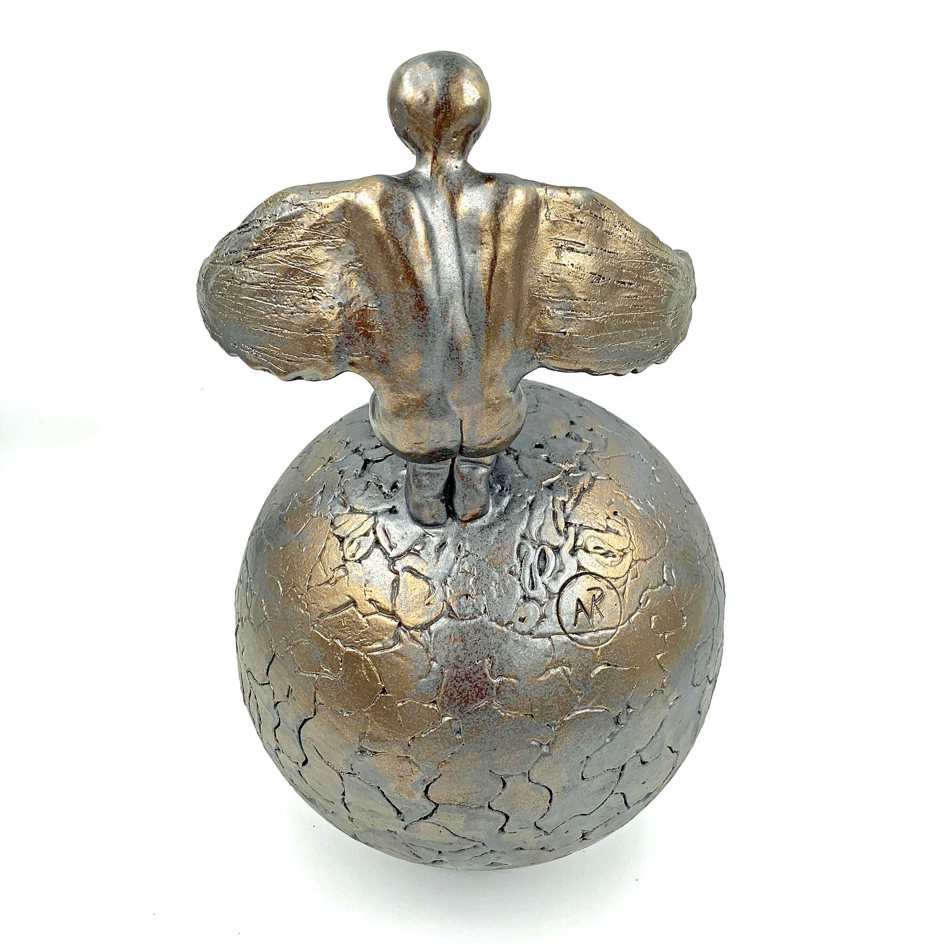 Zilveren decoratief beeldje met vlinderachtige vleugels op een gebarsten metalen bolvormige voet.