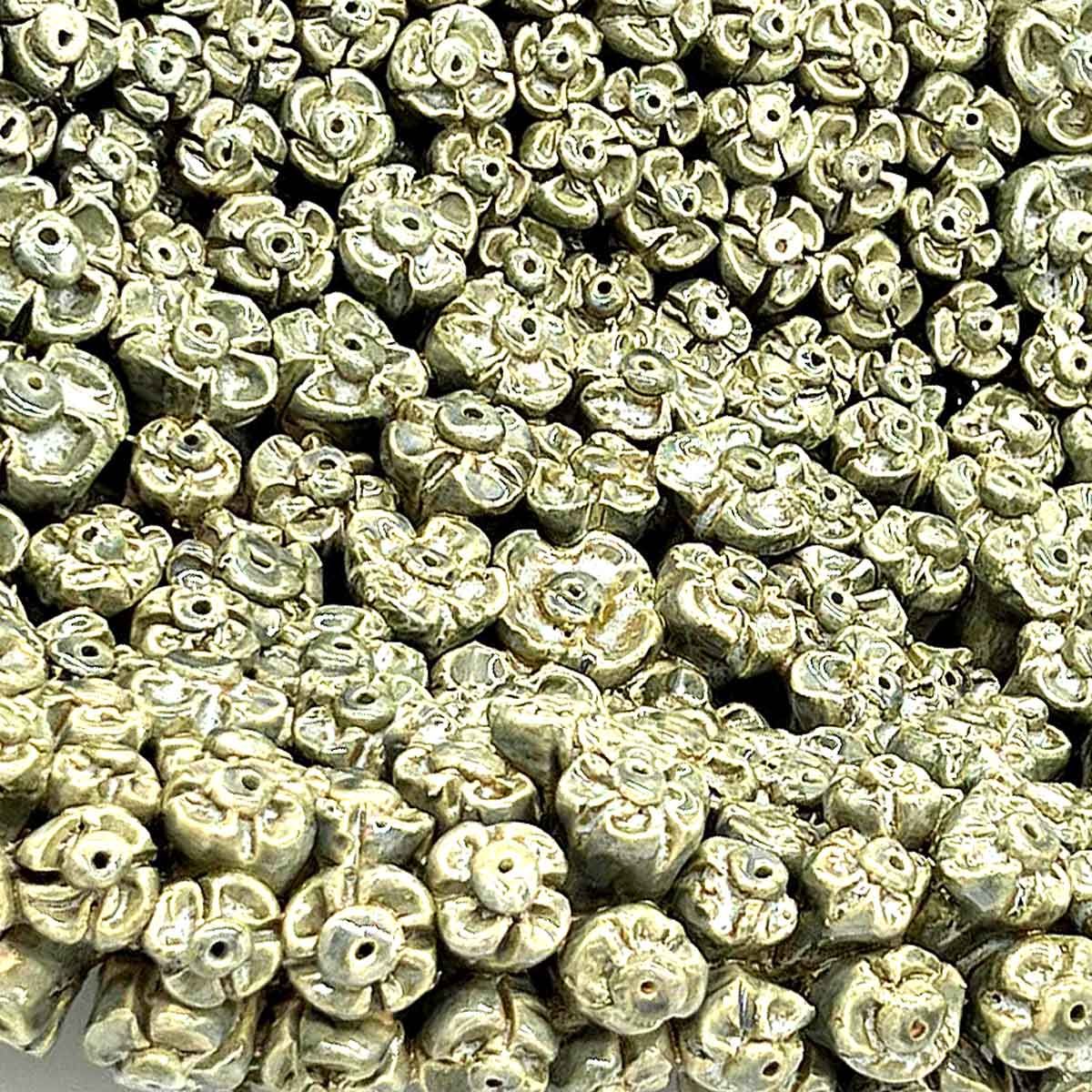 Close-up van een stapel lichtgroene, gesneden bloemhoofdjes die dicht op elkaar gepakt liggen.