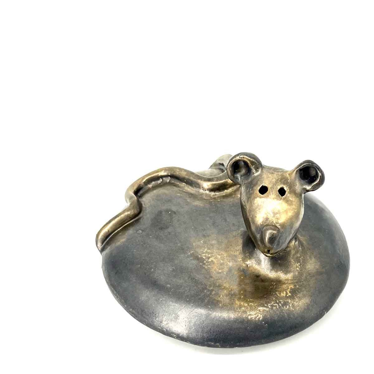 Metalen muisvormige clip met een grijze ovale voet en gouden accenten.