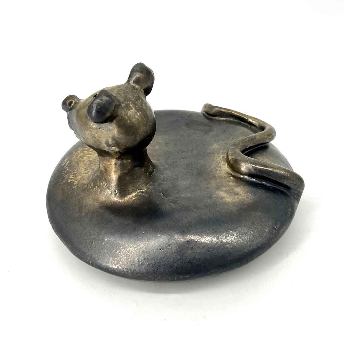 Bronzen schaal in de vorm van een muis met een gekrulde staart op een ronde voet.