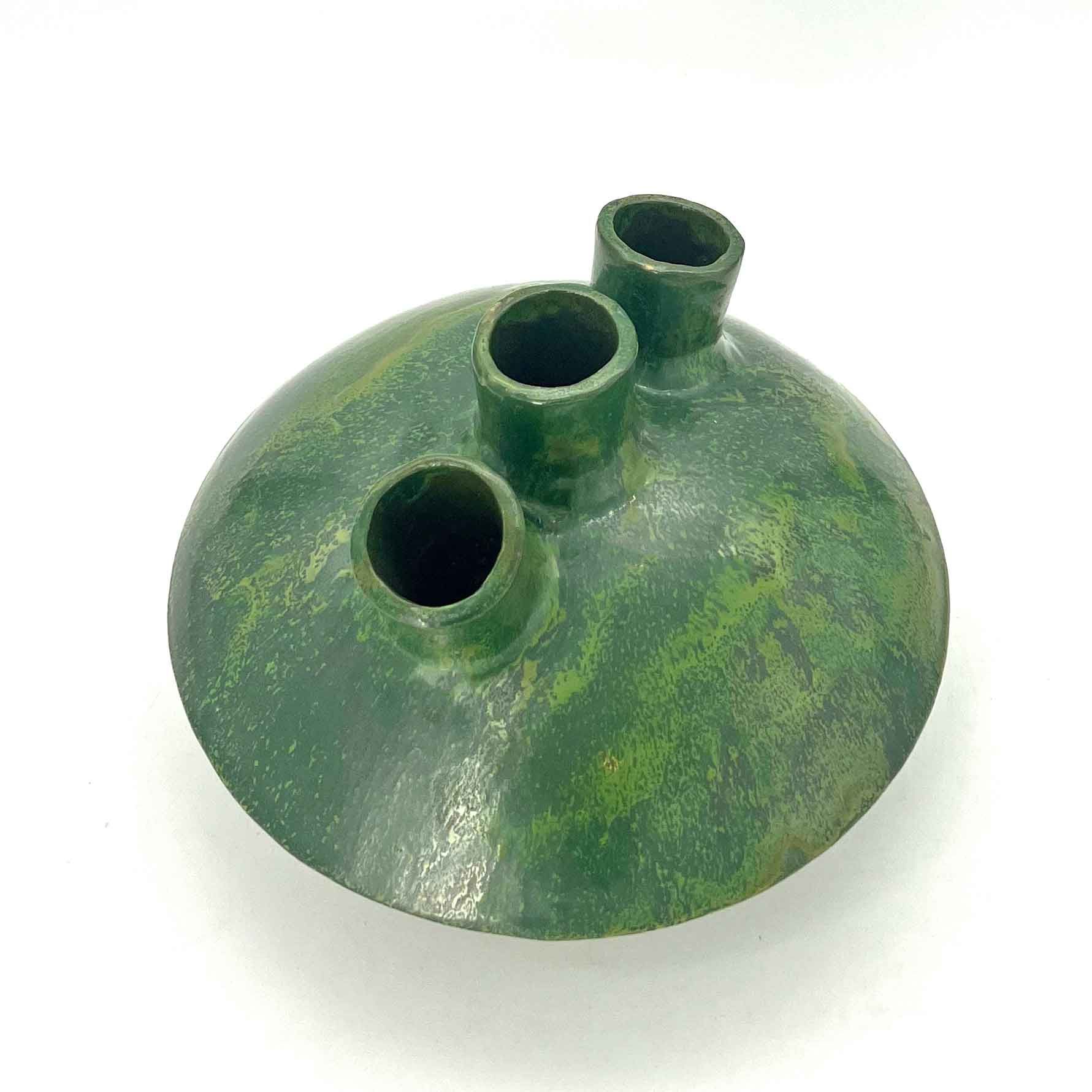 Groene keramische koepel met drie korte buisvormige openingen aan de bovenkant en een rond gat aan de voorkant.
