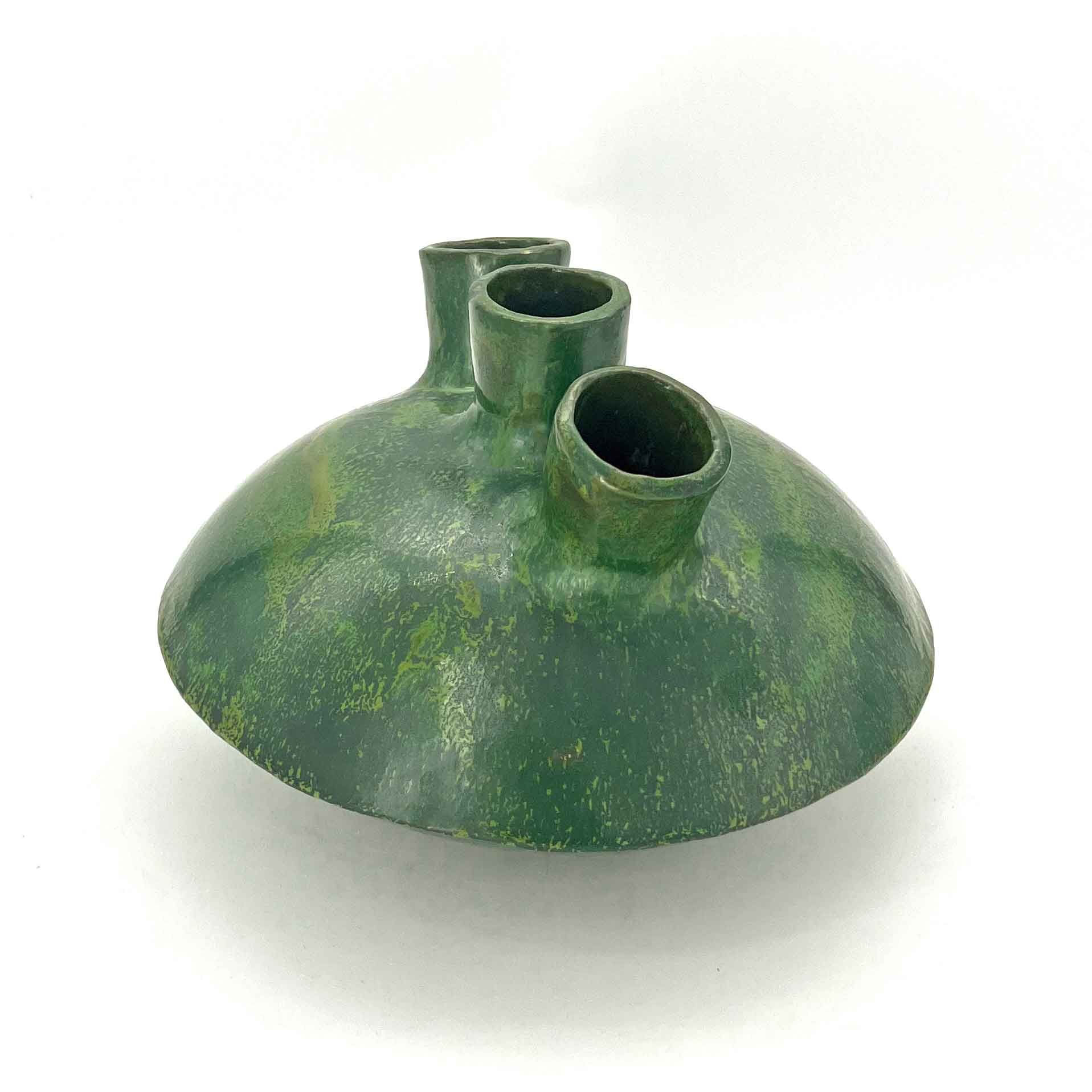 Groene metalen veldfles met twee schroefdoppen op een witte achtergrond.