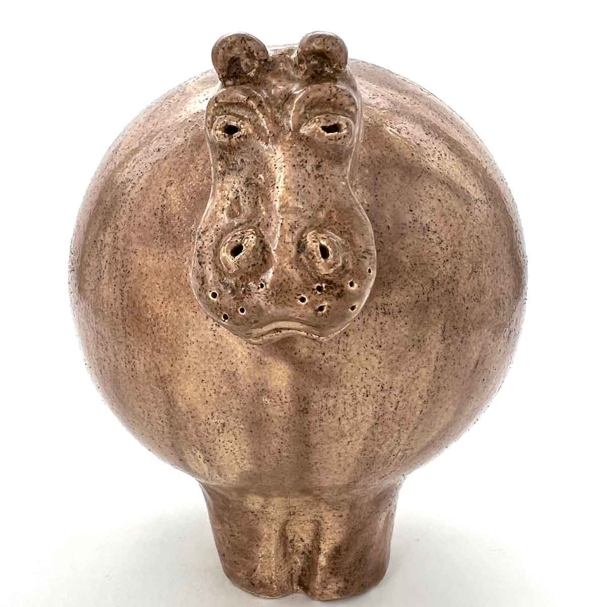 Klein bronzen nijlpaardbeeldje, naar voren gericht, tegen een witte achtergrond.