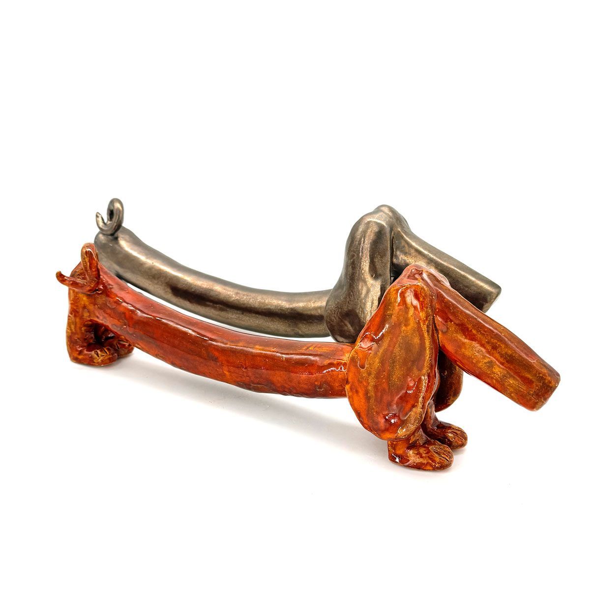 Twee decoratieve sculpturen in de vorm van een teckel.
