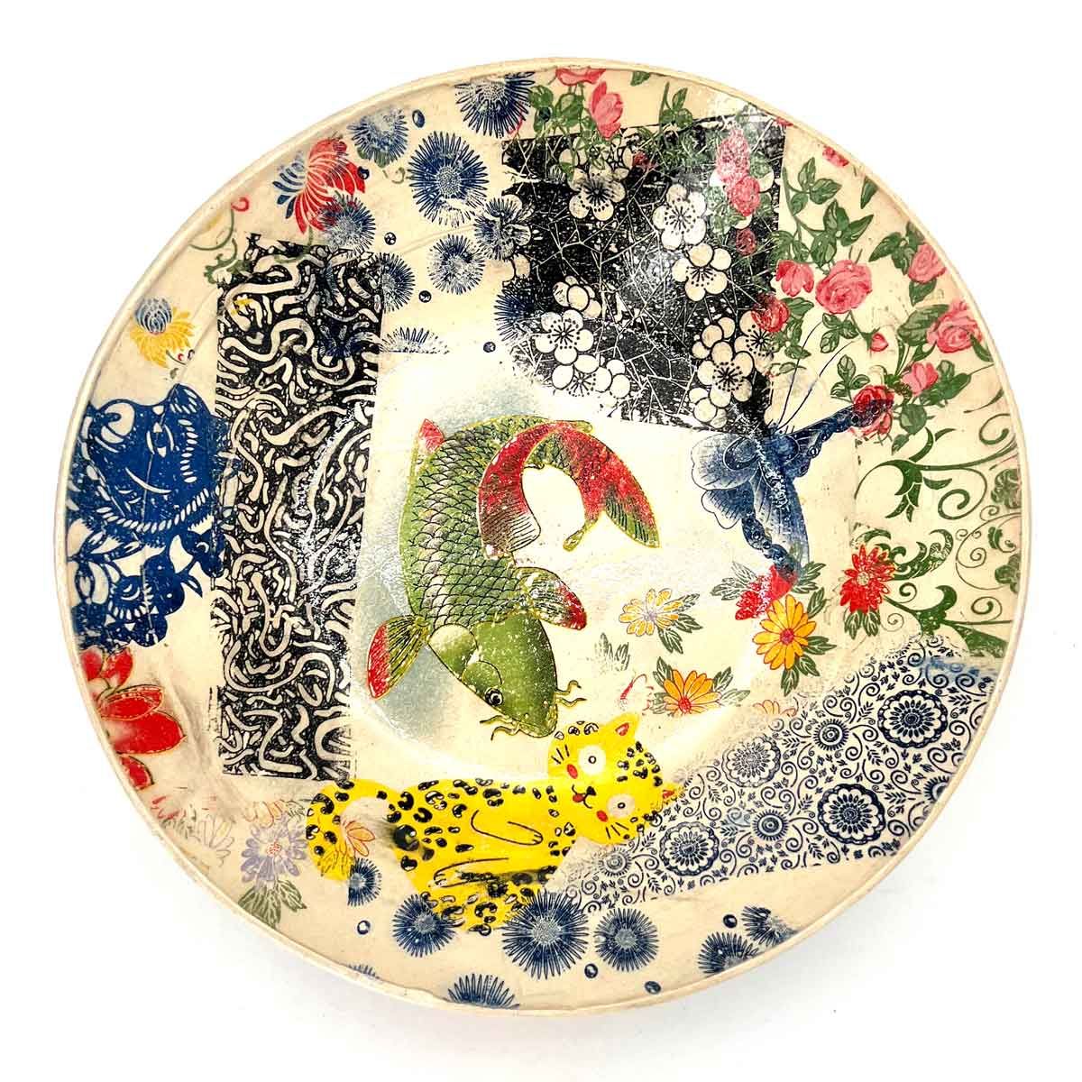 Decoratief rond keramisch bord met kleurrijke bloemen- en abstracte patronen.