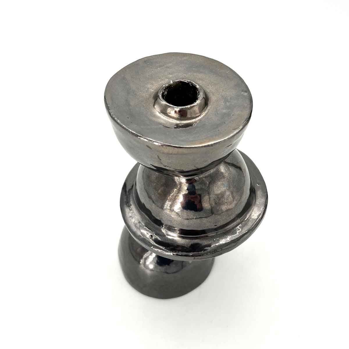 Verchroomd metalen beslag met een schroefdraadgat, geïsoleerd op een witte achtergrond.