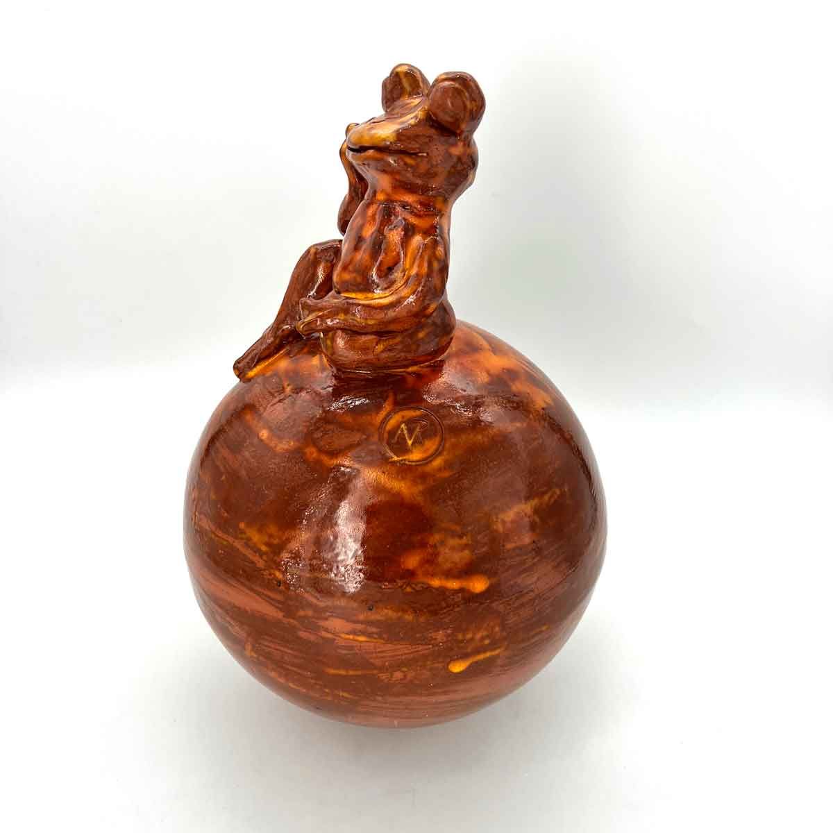 Amberkleurig glazen parfumflesje met een stop in de vorm van een zittende kat.