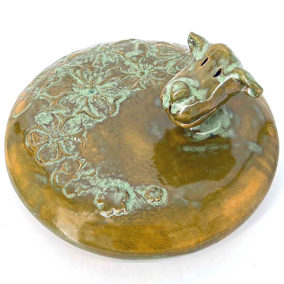 Bronzen paardenhoofdsculptuur op een ronde voet van amberkleurig glas.