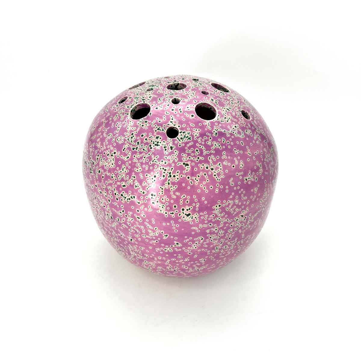 Roze glitter bowlingbal met vingergaten op een witte achtergrond