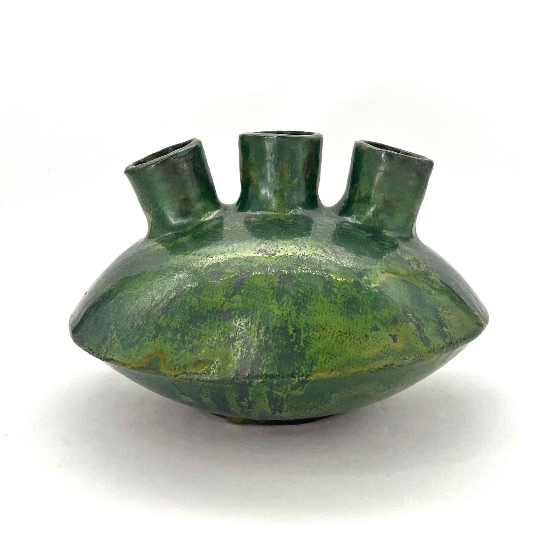Groene keramische vaas met drie korte halzen en een afgerond, bladvormig lichaam op een witte achtergrond.