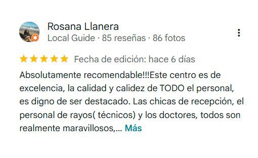 Reseña de un centro médico con calificación de 5 estrellas, elogiando la calidad y calidez del personal.