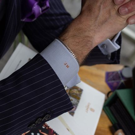Un traje bien hecho y a la medida, con estilo personalizado y a la medida