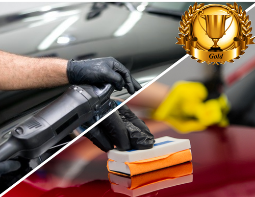 Autodetailer die een zwarte auto afveegt met een spons, een gesplitst beeld met een gouden badge en een gepoetste rode auto.