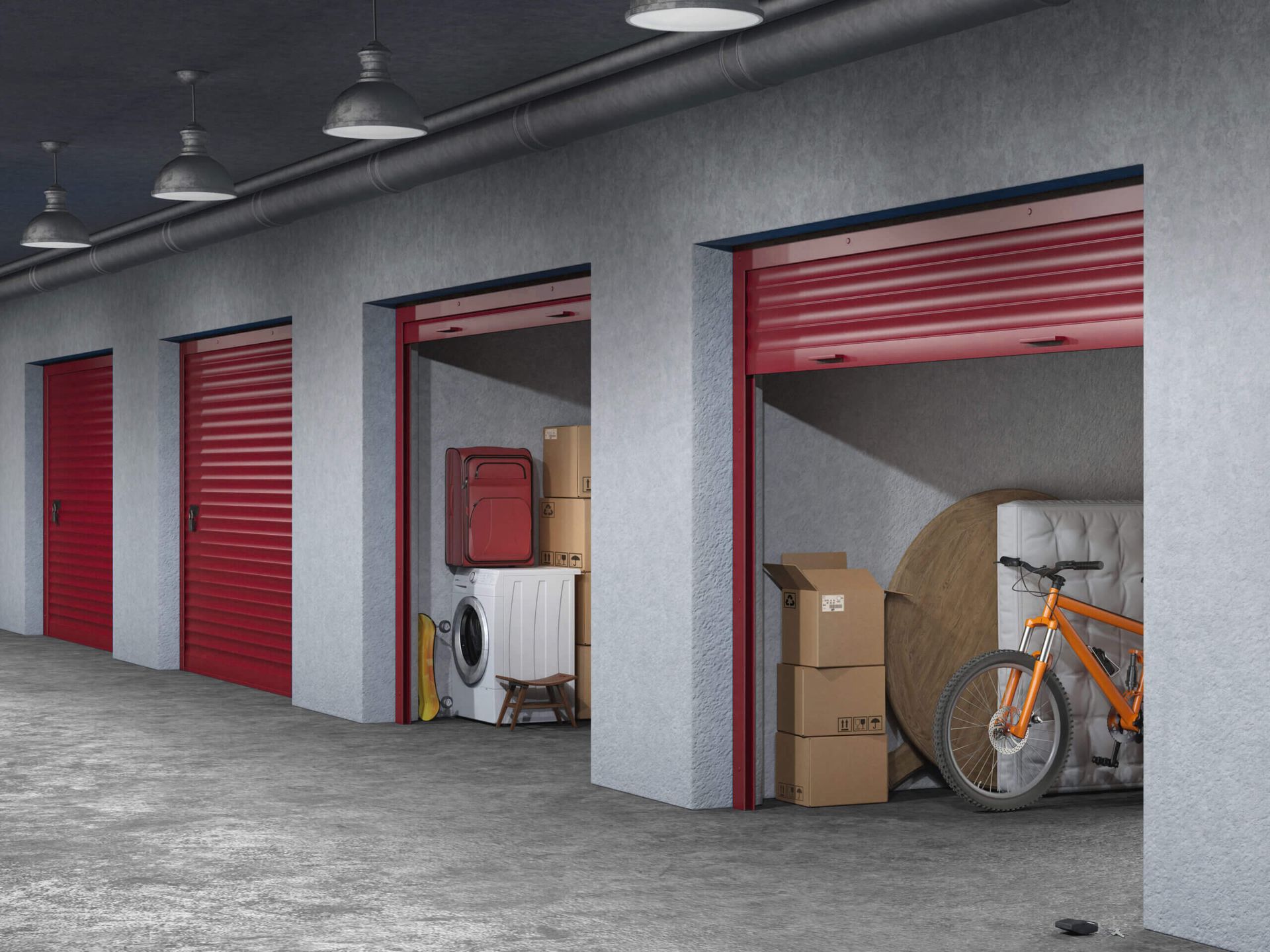 Uma fileira de boxes de armazenamento com portas de enrolar vermelhas, mostrando itens internos como caixas, uma máquina de lavar e uma bicicleta.