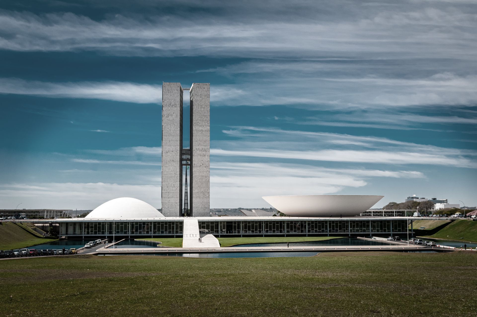 O Congresso Nacional do Brasil, em Brasília, apresenta arquitetura moderna em concreto, com duas torres e duas cúpulas.