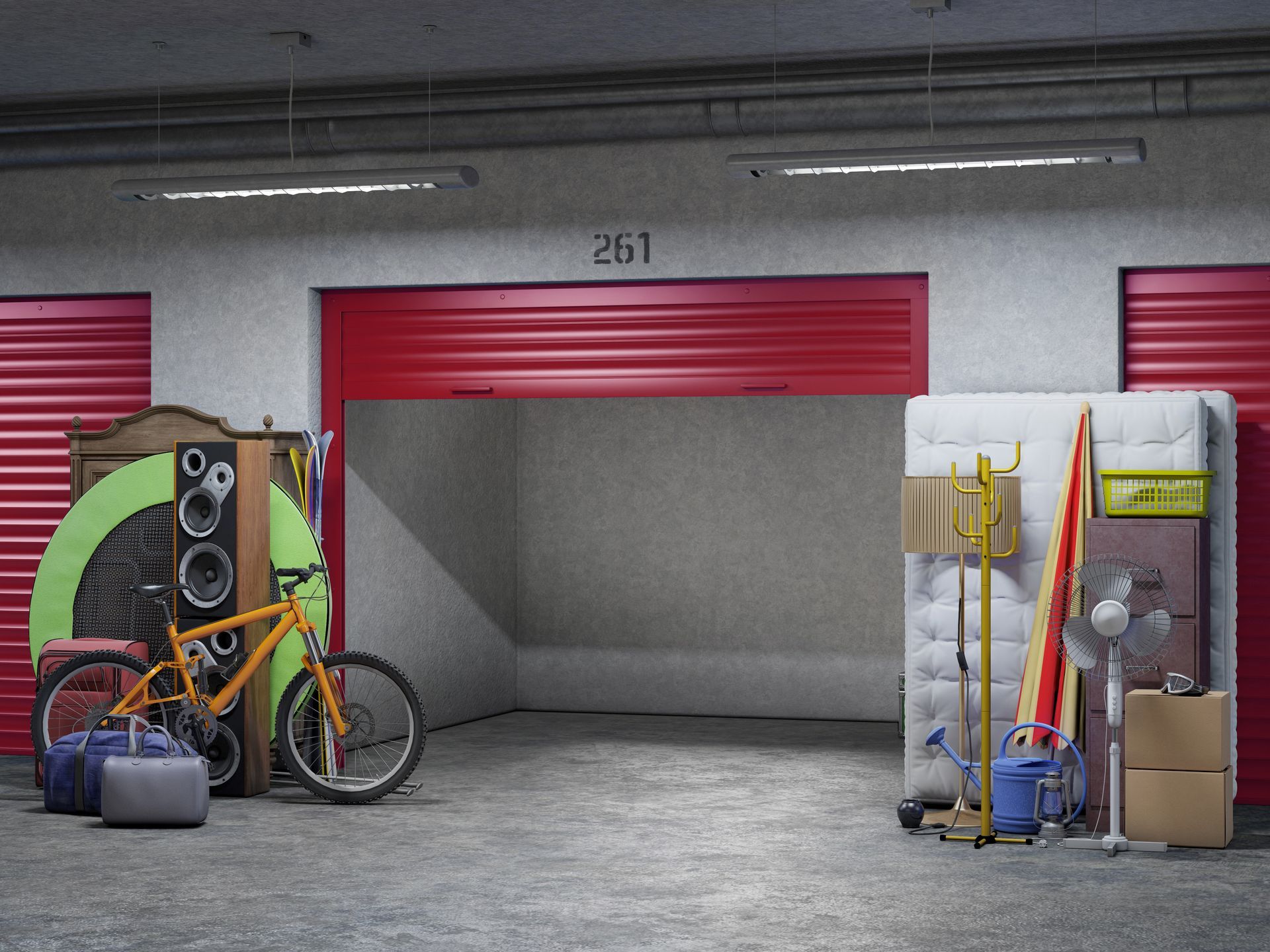 Um depósito com a etiqueta 261 contendo uma bicicleta amarela, uma caixa de som grande, um colchão e diversos itens domésticos embalados.