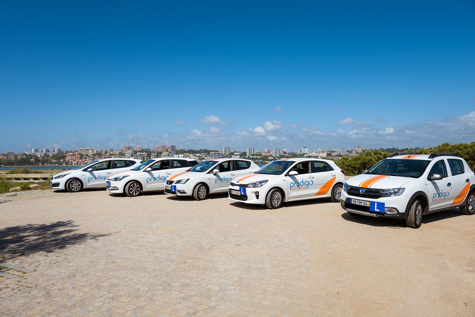 Carros da Escola de Condução Prodígio, em Vila Nova de Gaia