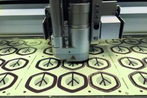 Lasersnijder die nauwkeurig bladvormige ontwerpen uit een plaat materiaal snijdt. Close-up in een werkplaatsomgeving.