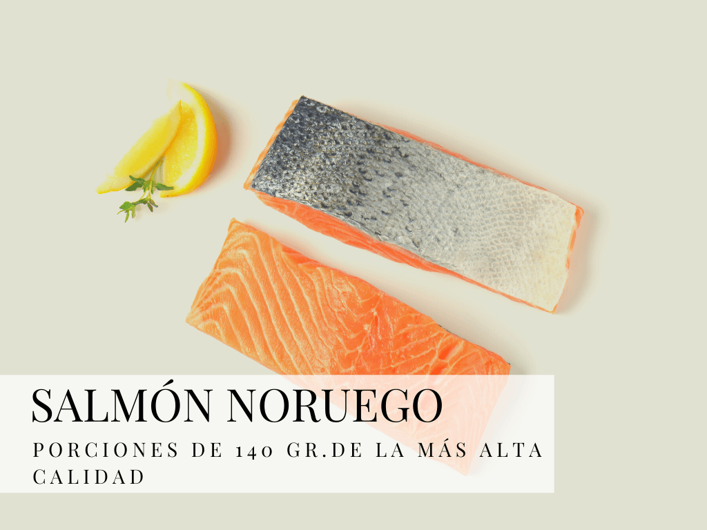Dos trozos de salmón junto a una rodaja de limón