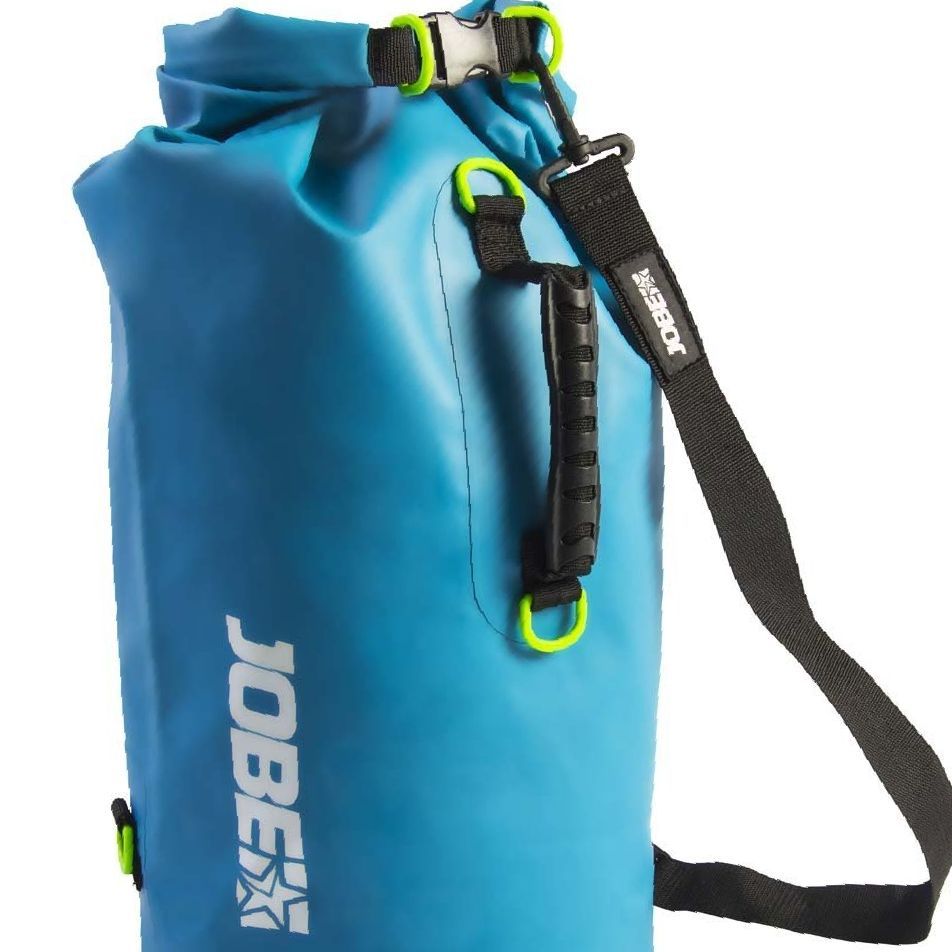 Een blauwe, waterdichte Jobe dry bag met een zwart handvat, schouderband en limoengroene accenten op een witte achtergrond.