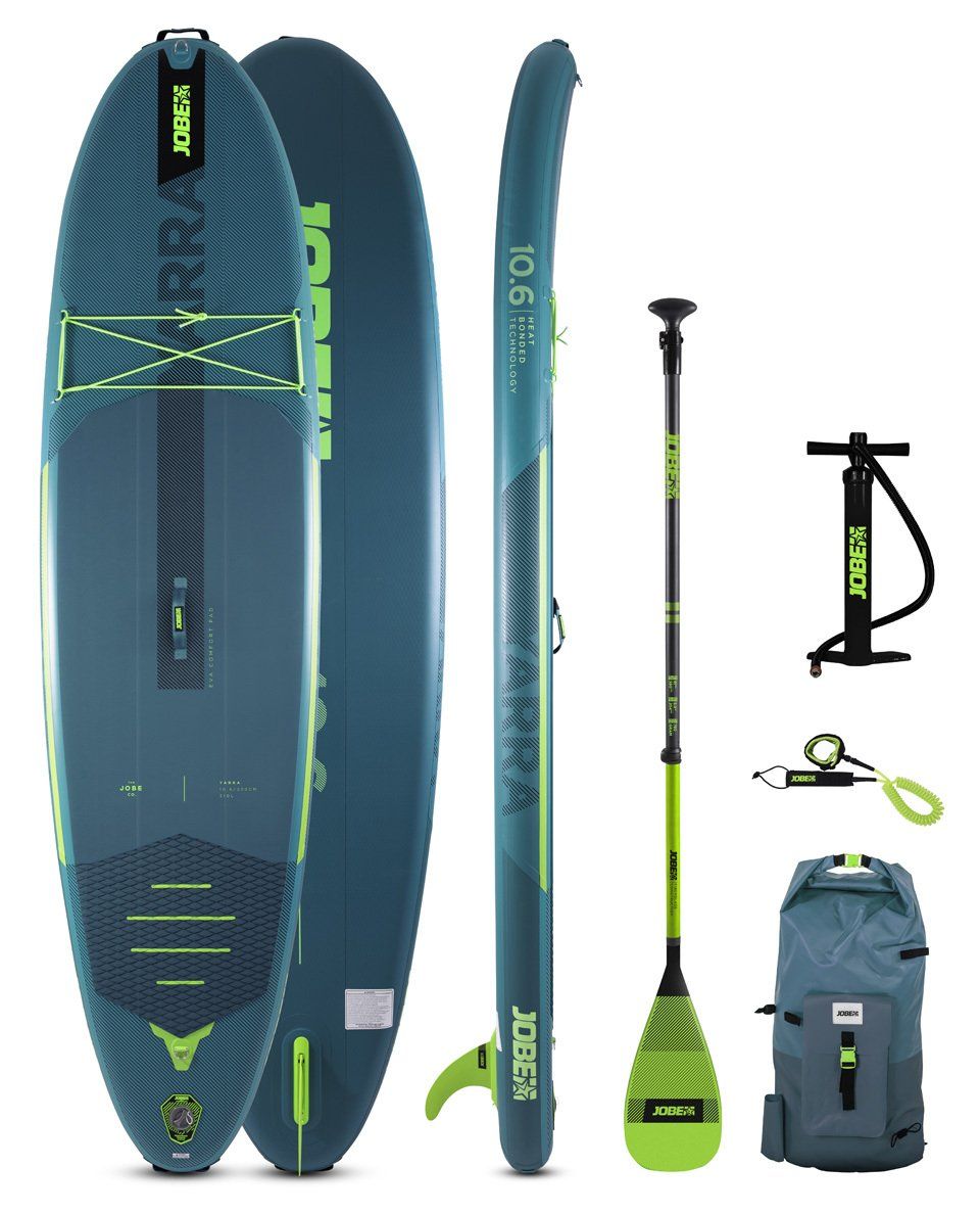 Een opblaasbaar stand-up paddleboardpakket in turquoise en neon groen, inclusief peddel, handpomp, leash en draagtas.