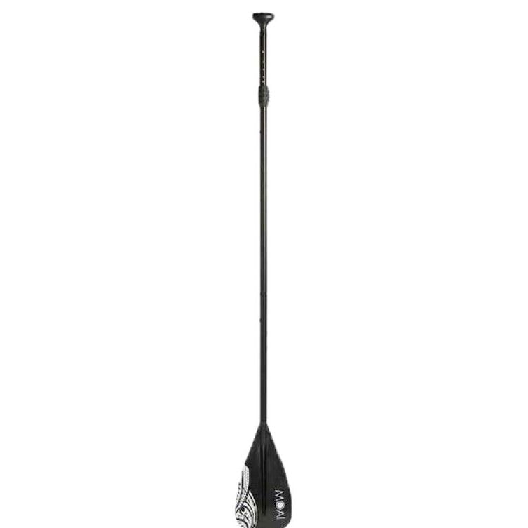Een zwarte, verstelbare stand-up paddleboard peddel met een logo op het blad, afgebeeld tegen een effen witte achtergrond.