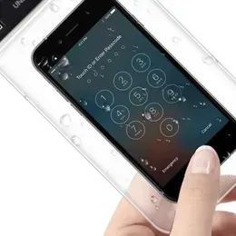 Een vinger raakt een smartphone aan die zich in een doorzichtige, waterdichte beschermhoes bevindt, bedekt met waterdruppels.