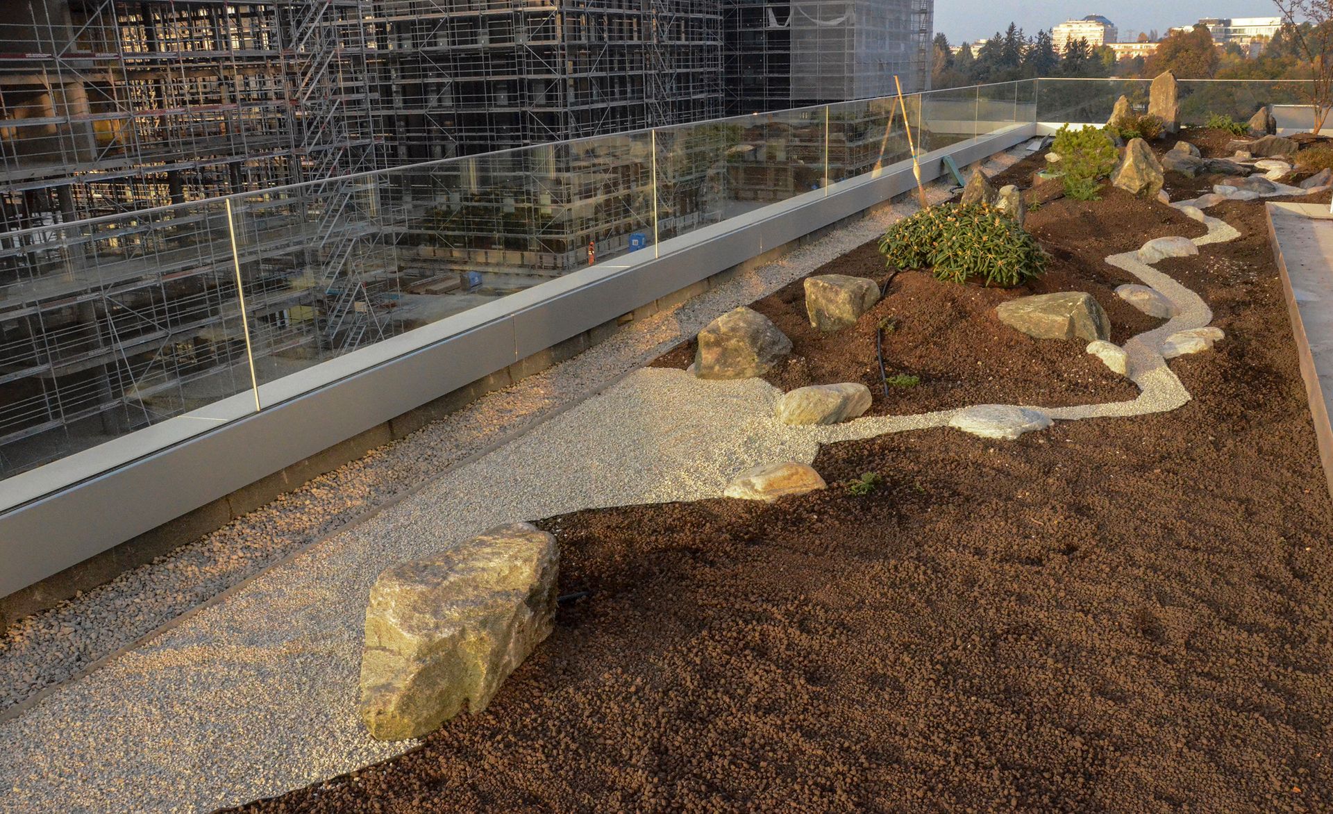 Un giardino pensile con rocce e ghiaia di fronte a un edificio