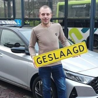 Een man houdt een geel