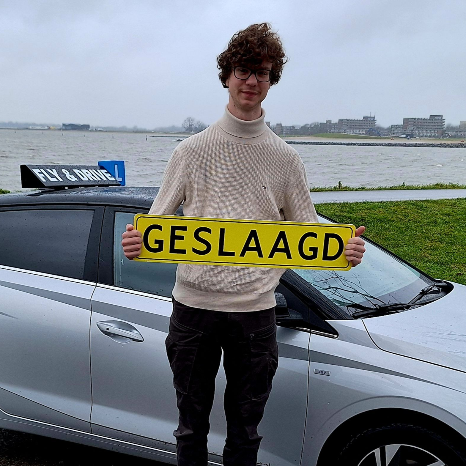 Een persoon met een geel