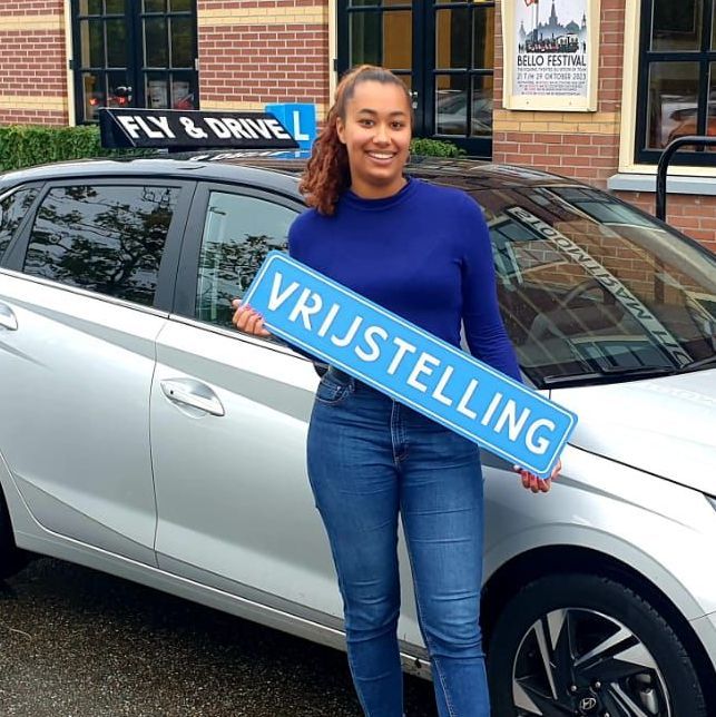 Vrouw in blauwe trui met een blauw bord met de tekst