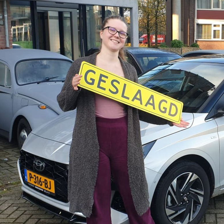 Een persoon staat naast een auto met een geel
