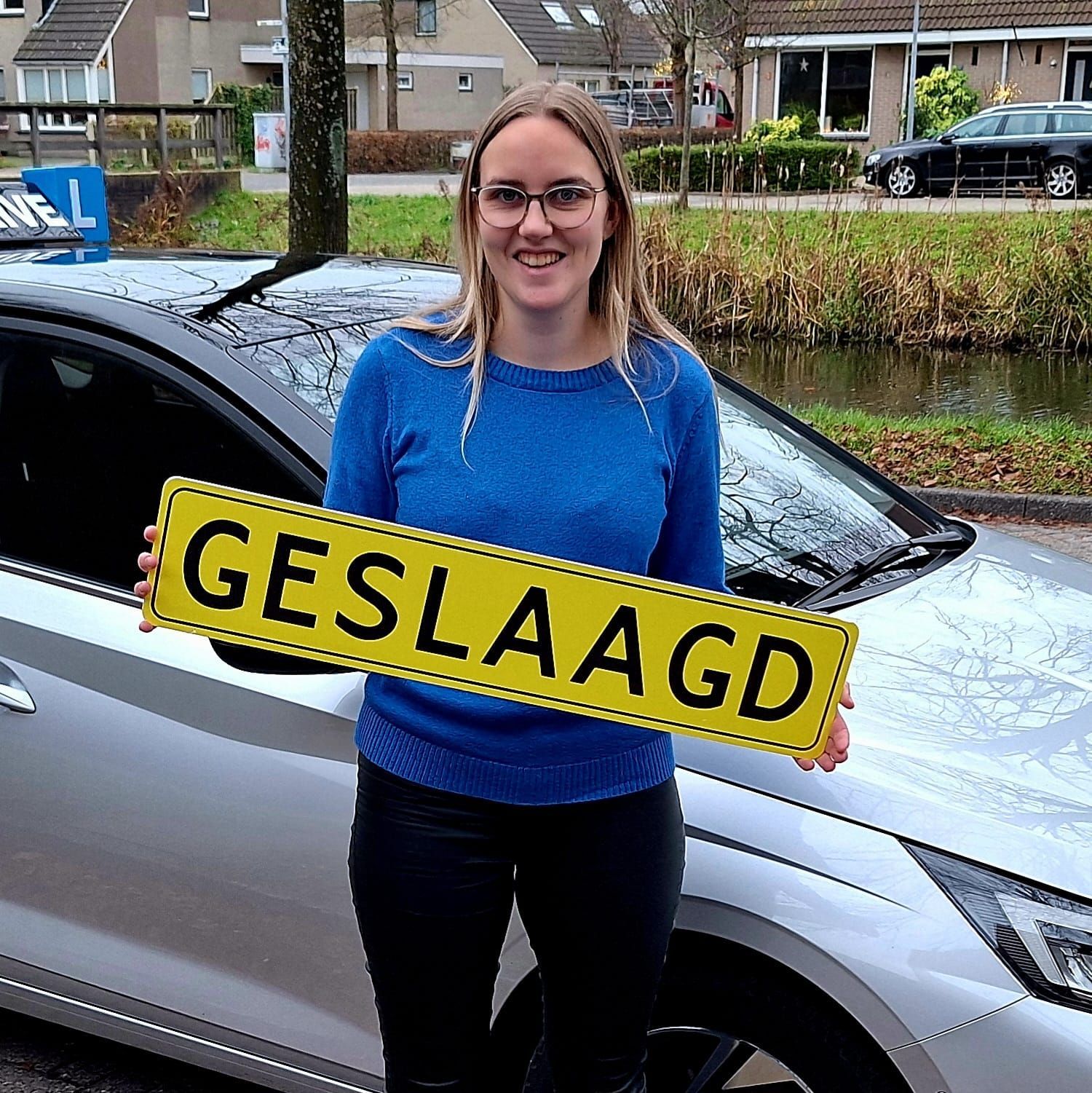 Vrouw in blauwe trui met een geel