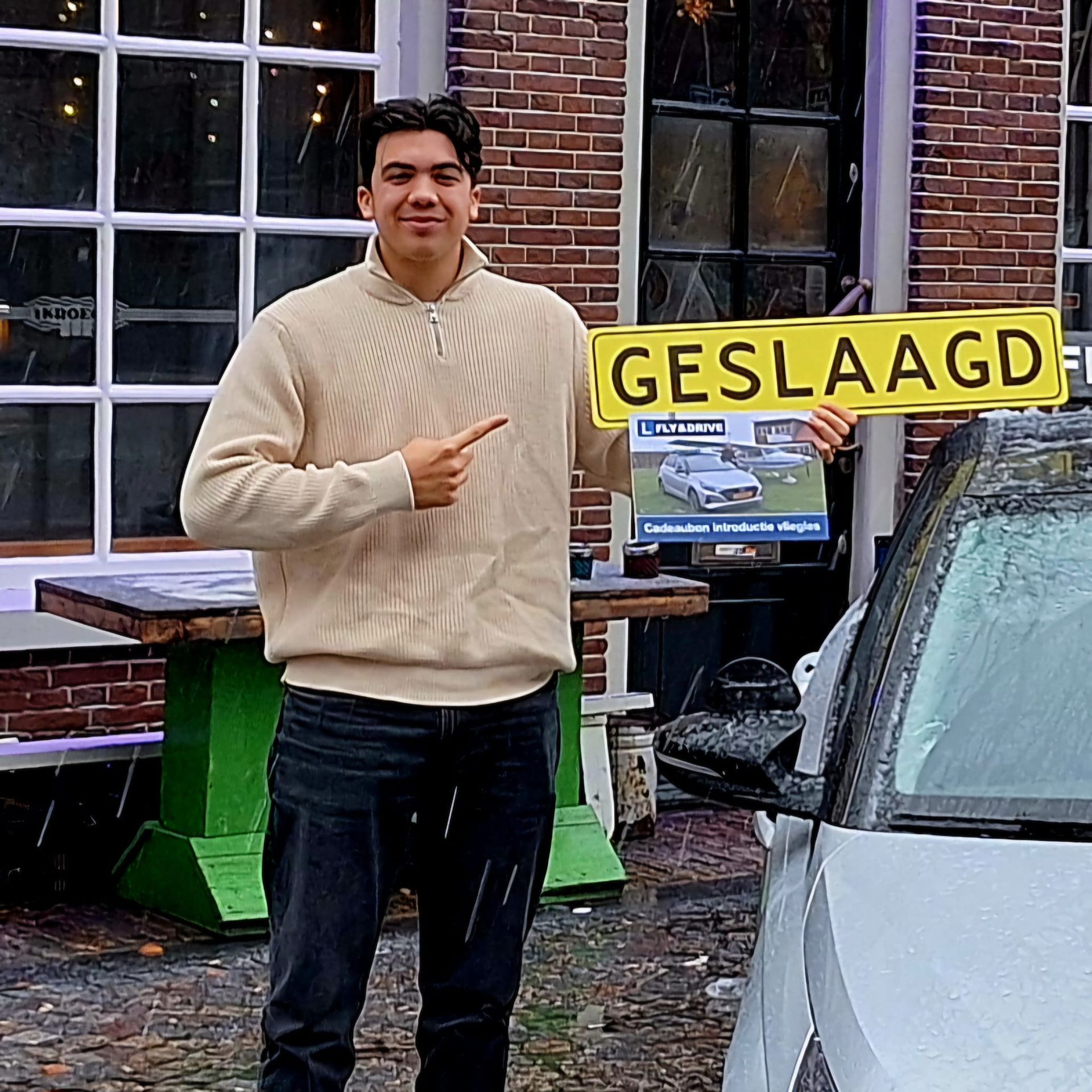 Een persoon wijst naar een geel