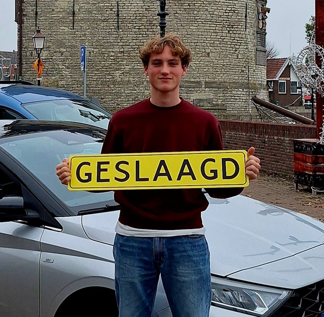 Een man houdt een geel