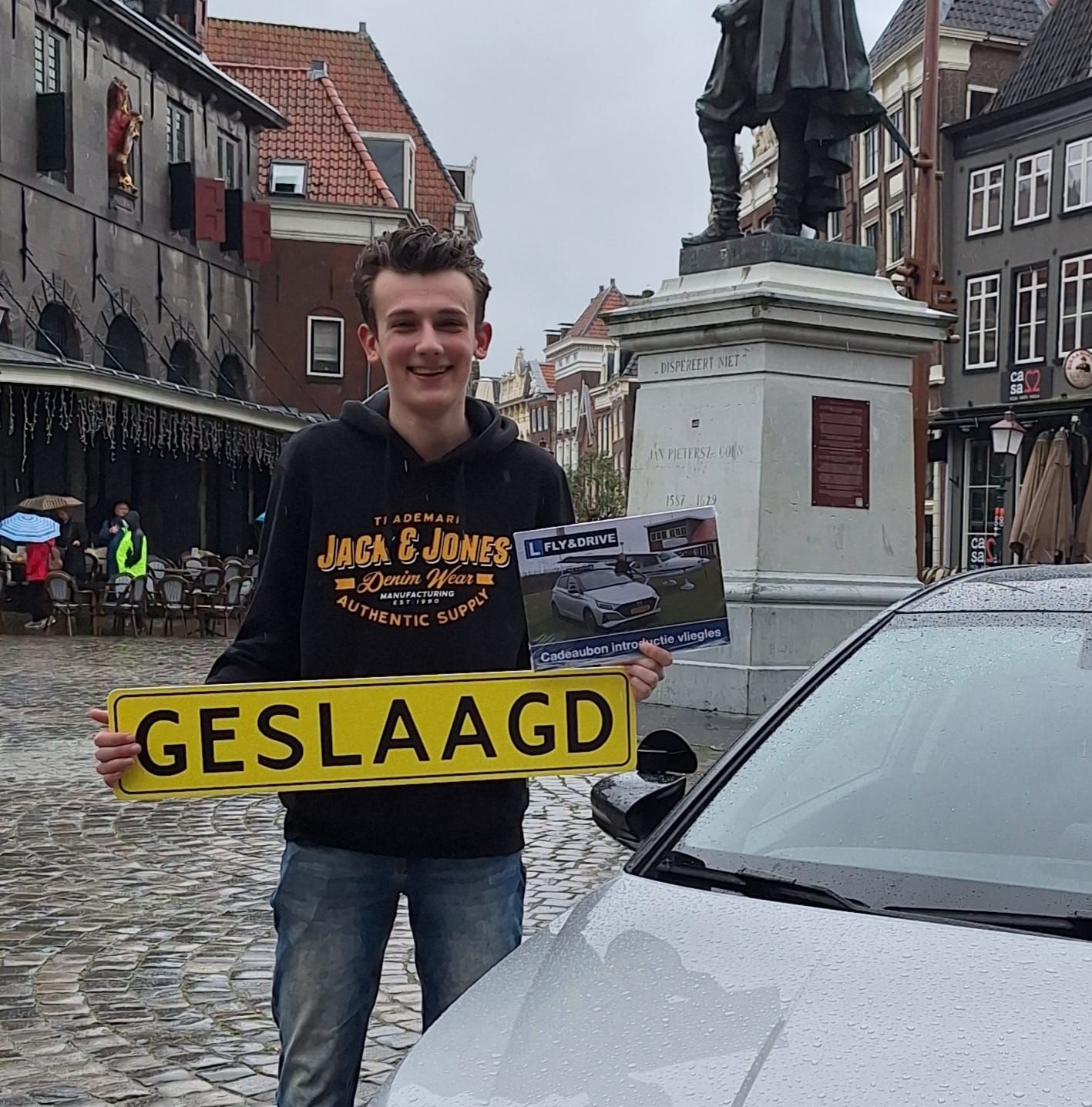 Een persoon houdt een geel