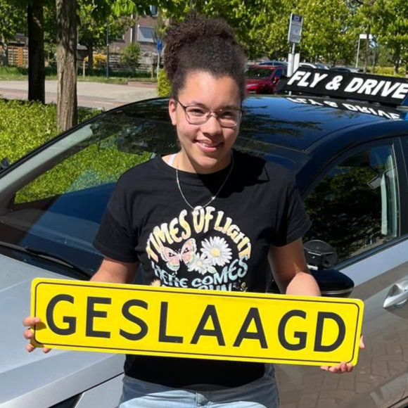 Een persoon houdt een geel