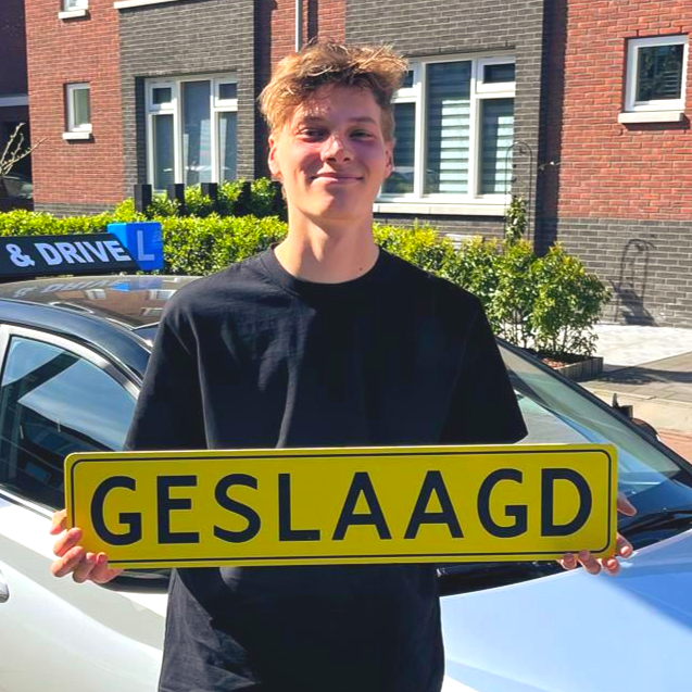 Een persoon lacht buiten en houdt een geel