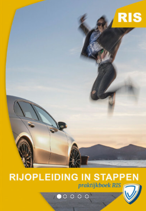 Persoon die naast een auto springt met gele RIS-reclame en de tekst